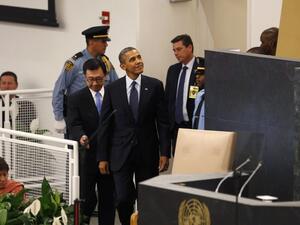 اوباما في طريقه الى المنصة لالقاء كلمته في افتتاح اعمال الجمعية العامة للامم المتحدة