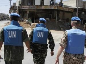 مراقبون من الامم المتحدة خلال تفقهدهم لبلدة دوما قرب دمشق 