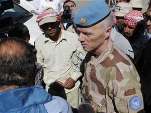 رئيس بعثة مراقبي الأمم المتحدة يتحدث مع مواطنين سوريين في منطقة الزبداني 