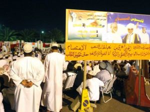عمانيون يتظاهرون ضد الفساد في مسقط