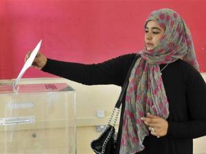 امراة تدلي بصوتها في مركز اقتراع خلال انتخابات مجلس الشورى في مسقط 
