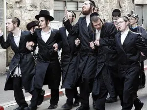 Reportedly, rowdy utra-orthodox Jews broke into the Holiest of Palestine's sites - the Aqsa Mosque- where they consumed alcohol, on Monday morning. 