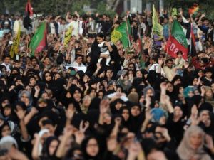 الباكستانيون الشيعة يدفنون موتاهم 