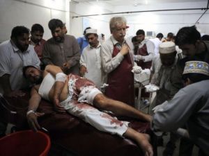 18 قتيلا على الاقل في هجوم انتحاري خلال تشييع في باكستان