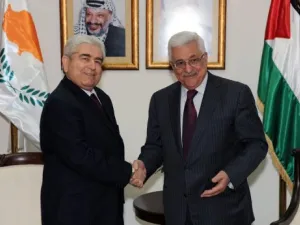 ارشيف/الرئيس الفلسطيني محمود عباس مستقبلا نظيره القبرصي ديميتريس خريستوفياس في رام الله 
