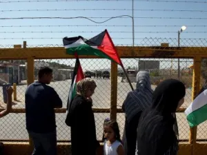 فلسطينيون امام سجن عوفر الاسرائيلي
