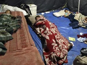 أطفال ينامون داخل خيمة في قطاع غزة بعد أن دمر منزلهم في الحرب الاسرائيليةعلى القطاع عام 2009. 
