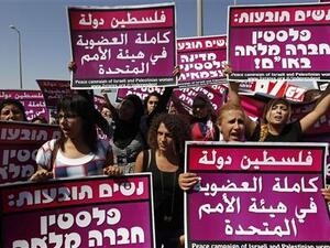 فلسطينيات واسرائيليات وأجنبيات في مسيرة لتأييد مسعى الفلسطينيين لنيل اعتراف الأمم المتحدة عند معبر قلنديا في الضفة الغربية 
