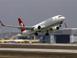 طائرة تابعة لشركة الخطوط الجوية التركية تقلع من مطار اسطنبول الدولي 
