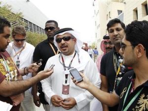 الامير سلمان بن حمد ال خليفة ولي عهد البحرين (في المنتصف) يتحدث لوسائل الاعلام في حلبة الصخير 
