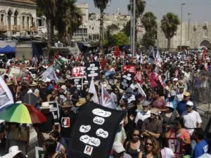 اسرائيليون وفلسطينيون واجانب في تظاهرة القدس المطالبة بدولة فلسطينية
