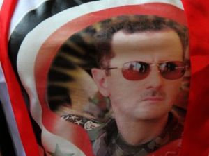 سيدة تشارك في تظاهرة مؤيدة للنظام السوري في بيروت