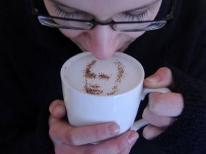 صورة بوتين مرسومة بمسحوق القرفة والشوكولا في كوب كابوتشينو
