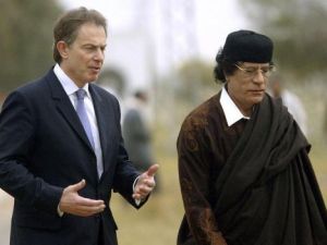 رئيس الوزراء البريطاني السابق توني بلير خلال لقاء مع الزعيم الليبي المخلوع معمر القذافي