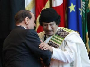 القذافي يعانق برلسكوني