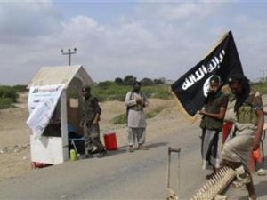 متشددون تابعون لتنظيم القاعدة يقيمون نقطة تفتيش عن مدخل مدينة زنجبار 