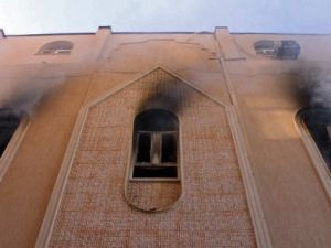 مجهولون يحرقون الكنيسة القبطية  في بنغازي