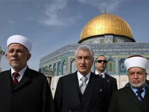 القنصل التركي العام في القدس (في الوسط) والشيخ محمد حسين مفتي القدس والديار المقدسة (الى اليمين) أمام مسجد قبة الصخرة
