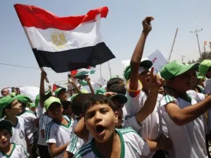 اطفال فلسطينيون يتظاهرون ظهر 21 حزيران/يونيو 2011 امام البوابة الفلسطينية على معبر رفح الحدودي

