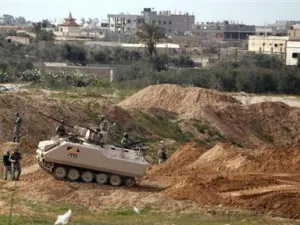 جنود مصريون مناوبون خارج أنفاق تهريب في منطقة رفح الحدودية بين مصر وغزة 
