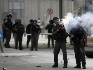 جنود اسرائيليون يطلقون قنابل غاز على محتجين فلسطينيين قرب مدينة رام الله
