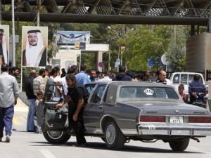 مواطنون عند معبر الرمثا قرب مدينة درعا السورية
