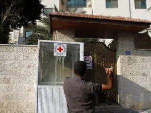 فلسطيني يرشق مكتب اللجنة الدولية للصلب الاحمر بالابيض في غزة
