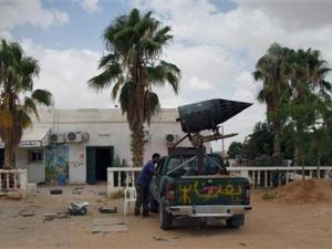 مقاتل من المعارضة بجوار منصة اطلاق صواريخ في الجبل الغربي