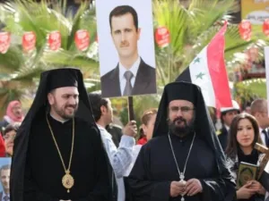 كاهنان ارثوذكسيان ينتظران وصول بطريرك الكنيسة الارثوذكسية في روسيا كيريلوس امام الكنيسة المريمية في دمشق 
