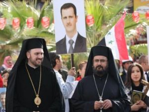 كاهنان ارثوذكسيان ينتظران وصول بطريرك الكنيسة الارثوذكسية في روسيا كيريلوس امام الكنيسة المريمية في دمشق 
