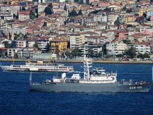 The Russian Navy CCB-201 vessel (front) sails in the Bosphorus on September 5, 2013 in Istanbul, on its way for intelligence operations off the coasts of Syria (AFP)