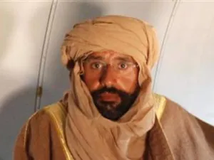 سيف الاسلام في الطائرة التي اقلته الى الزنتان بعيد اعتقاله جنوب ليبيا
