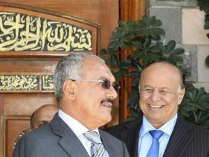 الرئيس اليمني علي عبد الله صالح وبجواره نائبه عبد ربه منصور هادي
