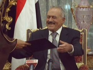 صورة من التلفزيون السعودي للرئيس صالح اثناء مراسم التوقيع في الريا