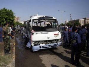 أفراد من الشرطة والقوات الجوية اليمنية في موقع الانفجار في صنعاء
