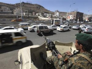 جندي من الجيش اليمني في دورية أمنية بشارع في صنعاء
