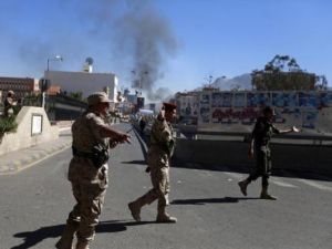 جنود قرب مجمع وزارة الدفاع حيث شن مسلحون هجوما في صنعاء يوم الخميس 
