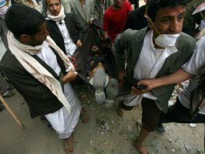 نقل احد المصابين خلال التظاهرة ضد الرئيس اليمني علي عبدالله صالح في صنعاء
