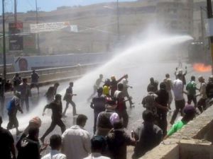 شرطيون يفتحون خراطيم المياه لتفريق متظاهرين في صنعاء
