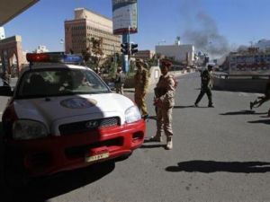 رجال امن وسيارة شرطة قرب موقع الهجوم الذي استهدف مقر وزارة الزراعة اليمنية في صنعاء
