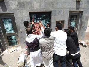 محتجون يحاولون كسر نوافذ بالسفارة الامريكية في صنعاء 