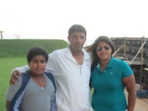 العنود ووالدها عبد الله السنوسي في الوسط
