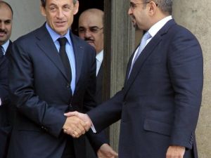 الرئيس الفرنسي نيكولا ساركوزي (يسار) مصافحا ولي عهد البحرين في الاليزيه
