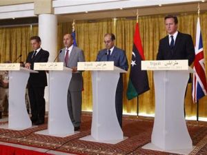 (من اليمين لليسار) ديفيد كاميرون ومحمود جبريل ومصطفى عبد الجليل ونيكولا ساركوزي في مؤتمر صحفي في طرابلس 