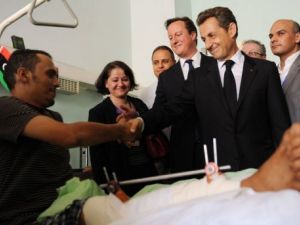 ساركوزي وكاميرون يعودان مرضى بمستشفى ليبي
