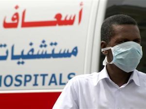 رجل يرتدي كمامة للوقاية من الفيروسات الدمام بالسعودية
