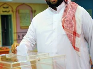 سعودي يداي بصوته في مركز اقتراع في الرياض
