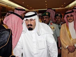 العاهل السعودي الملك عبد الله (في الوسط) يغادر مستشفى في الرياض يوم السبت
