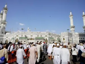 حجاج في باحة المسجد الحرام في مكة
