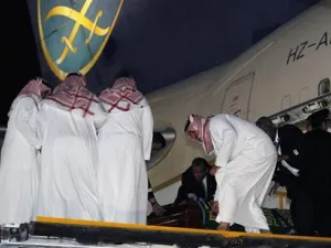ابناء ولي العهد السعودي سلطان بن عبد العزيز ينزلون نعشه من فوق طائرة في قاعدة جوية بالرياض 
